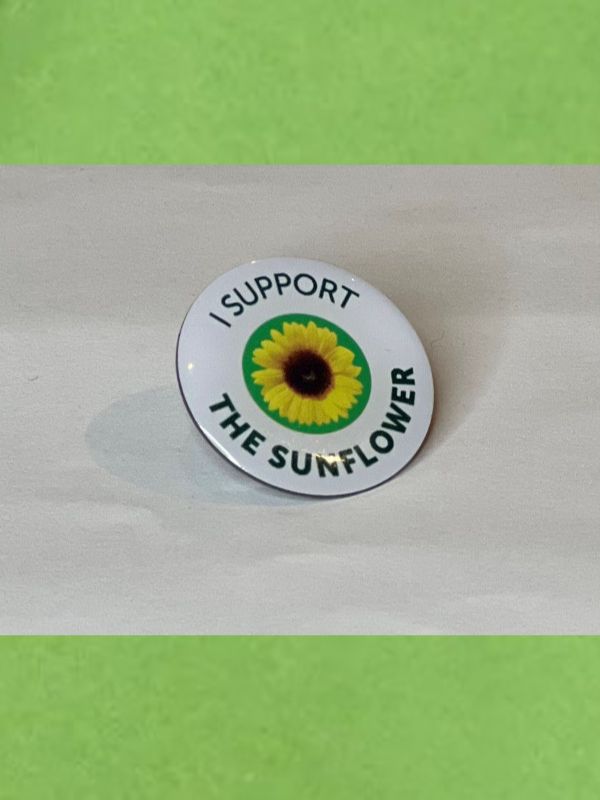Magnetic badge saying I support the Sunflower