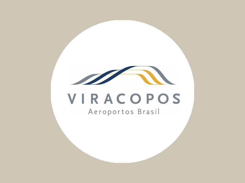 Logotipo do Viracopos Aeroportos Brasil com linhas estilizadas em azul, cinza e amarelo formando ondas acima da palavra “VIRACOPOS” em letras maiúsculas cinza, com “Aeroportos Brasil” escrito abaixo, centralizado sobre fundo claro.