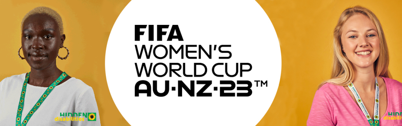 FIFA Women's World Cup-logo met twee vrouwen ernaast met een HIdden Disabilities Sunflower koords