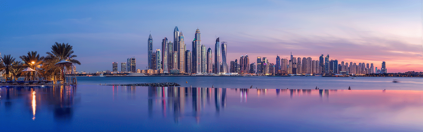 De skyline van Dubai bij zonsondergang